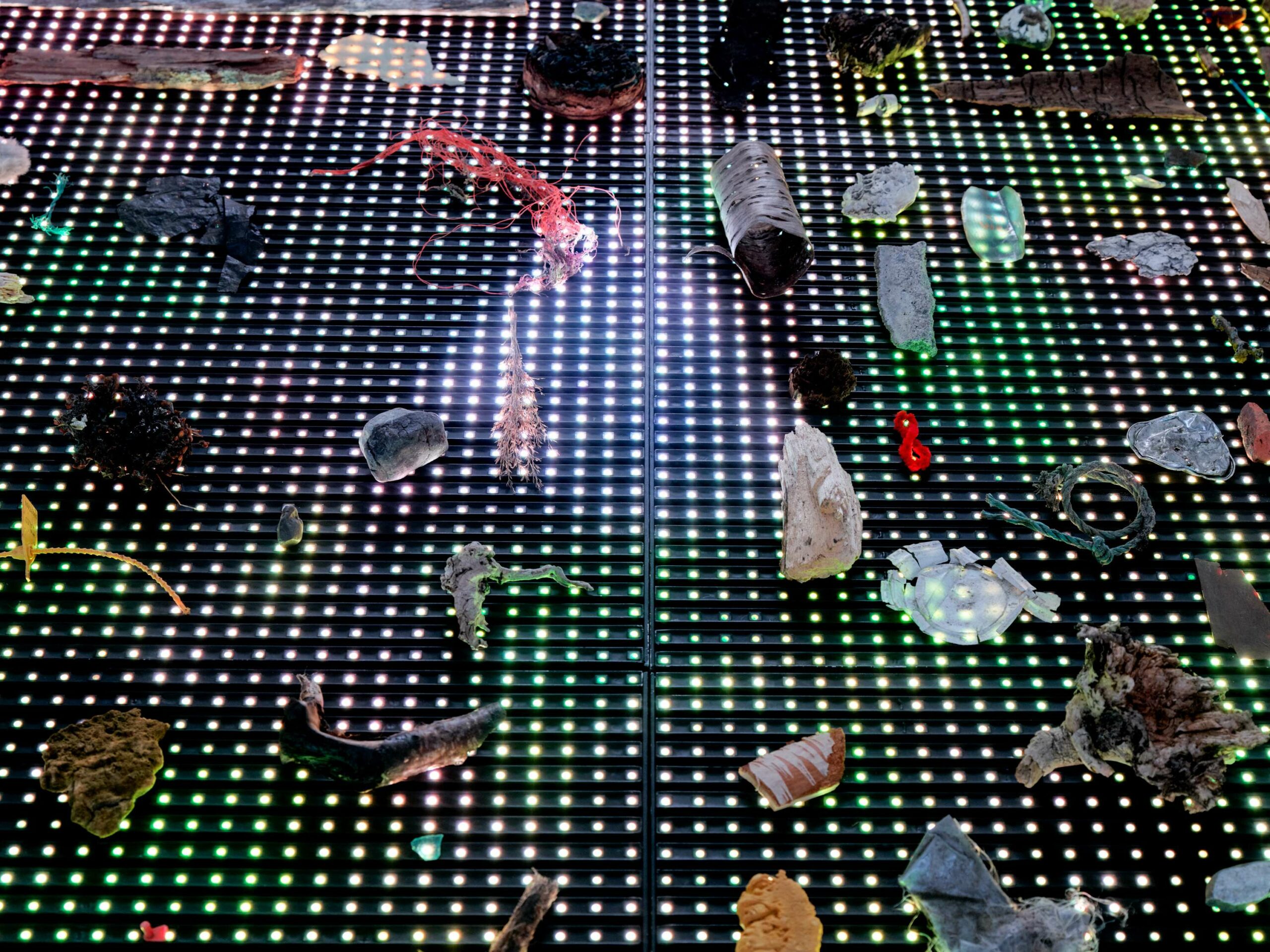 Nærbilde av en av led-skjermene i verket Alby Always Appears (Window Weave), D abstrakte lysbildene som vises gjennom skjermene består av fotografier av objektene som er plassert opp på skjermene. Foto: Eivind Lauritzen